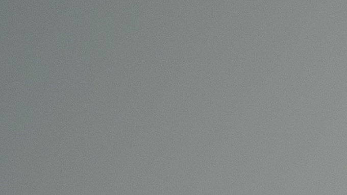 seguro, automóvil, agente, póliza, proteger, protección, seguro, concepto, calidad, Una mano sostiene un modelo de automóvil Pequeño que representa la cobertura de seguro de automóvil, protección financiera y servicios de póliza de confianza.