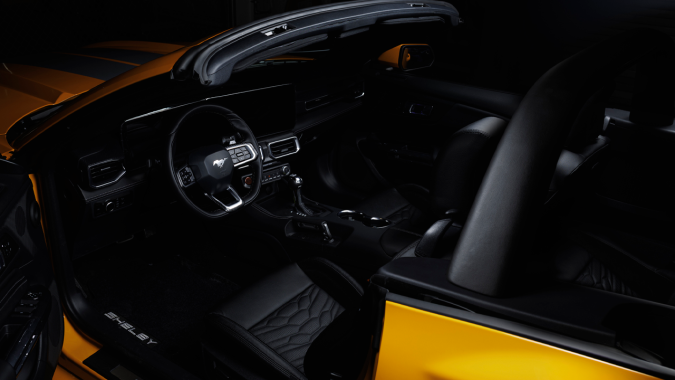 Shelby GT 350 2026 convertible ofreec potencia al aire libre