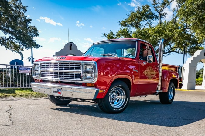 Vista de esquina frontal de baja perspectiva de un Dodge Adventurer 150 Li'l Red Express Truck de 1979 en una feria local de automóviles.