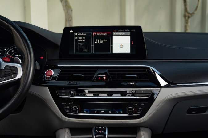 Consola central y pantalla negra BMW M5, sistema de infoentretenimiento sedán de lujo