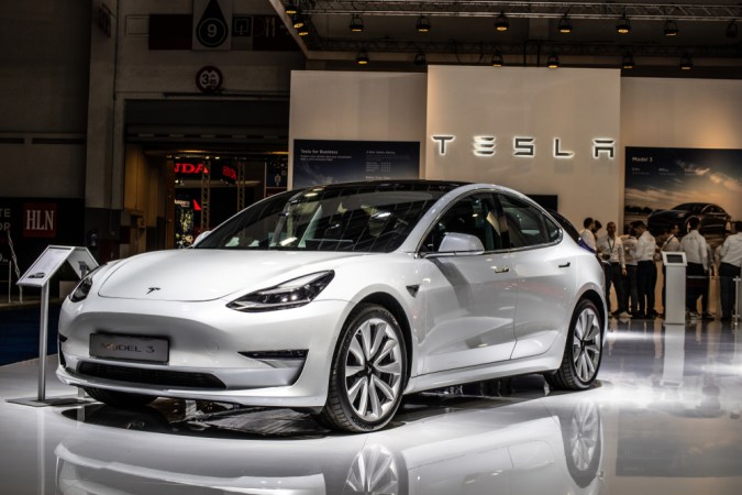 Tesla Model 3 blanco metálico en el Salón del Automóvil de Bruselas, producido por el fabricante estadounidense Tesla, como principal accionista Elon Musk