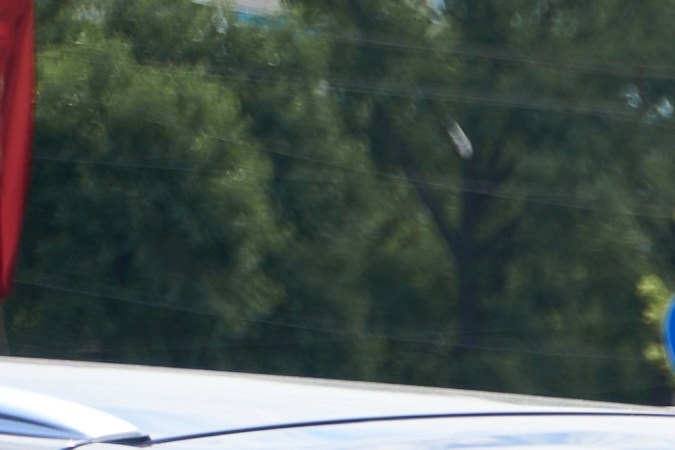 Compradores con consultor inspeccionan coches en el patio de concesionarios de coches