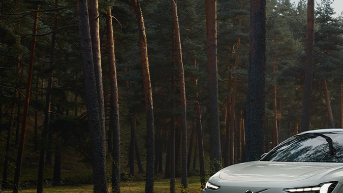 Volvo EX60 Cross Country tiene elementos todoterreno.