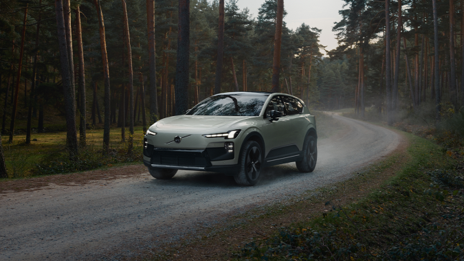 Volvo EX60 Cross Country tiene elementos todoterreno.