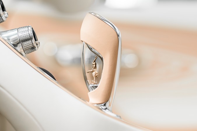 Bugatti “La Perle Rare” tiene varias esculturas pequeñas.