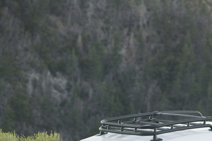 Toyota FJ Cruiser 2010 color azul en terreno montañoso