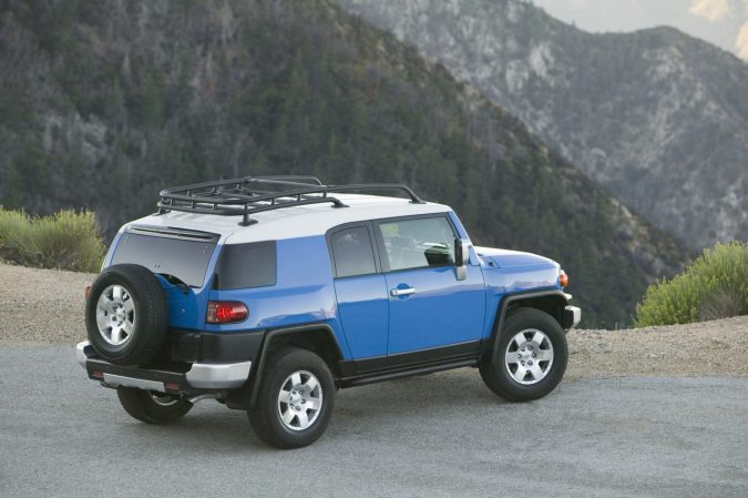 Toyota FJ Cruiser 2010 color azul en terreno montañoso