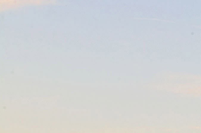 Toyota FJ Cruiser amarillo y plateado en paisaje montañoso al atardecer, SUVs icónicos estilo retro Toyota.