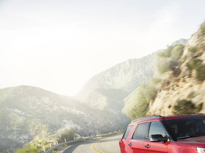 Ford Explorer Sport 2017 roja en montaña, SUV robusto 2.3 EcoBoost 300 hp AWD, aventura familiar 10 velocidades automática.