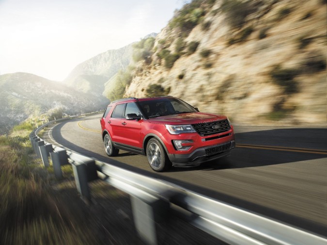 Ford Explorer Sport 2017 roja en montaña, SUV robusto 2.3 EcoBoost 300 hp AWD, aventura familiar 10 velocidades automática.