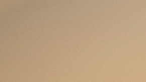 Lexus ES azul brillante estacionado al amanecer en paisaje desértico, faros LED y diseño frontal icónico de Lexus