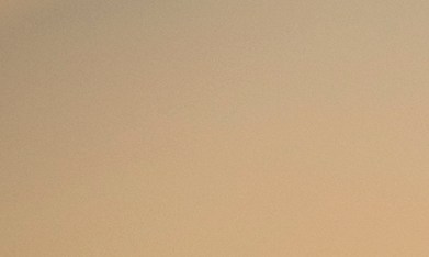 Lexus ES azul brillante estacionado al amanecer en paisaje desértico, faros LED y diseño frontal icónico de Lexus