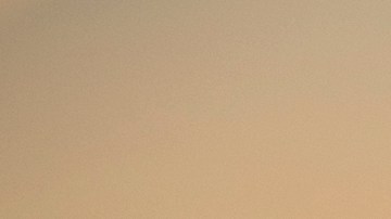 Lexus ES azul brillante estacionado al amanecer en paisaje desértico, faros LED y diseño frontal icónico de Lexus