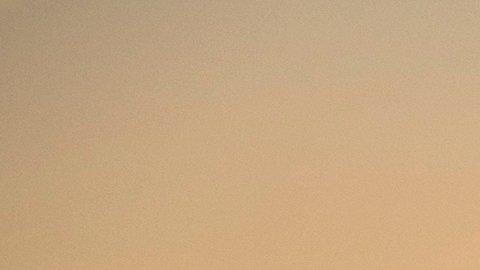 Lexus ES azul brillante estacionado al amanecer en paisaje desértico, faros LED y diseño frontal icónico de Lexus