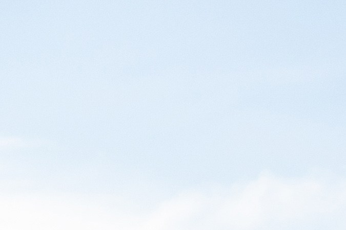 Audi S6 Sedan TDI en vista trasera gris plata, diseño deportivo elegante sobre carretera con vistas montañosas.