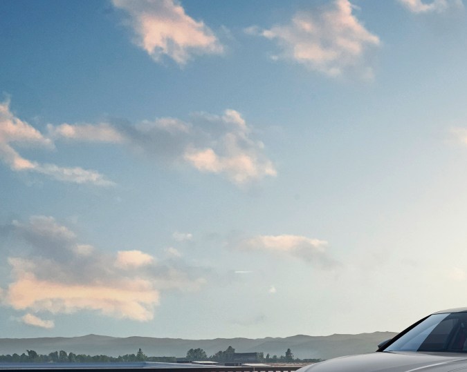 Audi S6 Nardo Sport Edition 2025 gris plata frontal, parrilla agresiva, llantas 21" y silueta sedán legendaria.