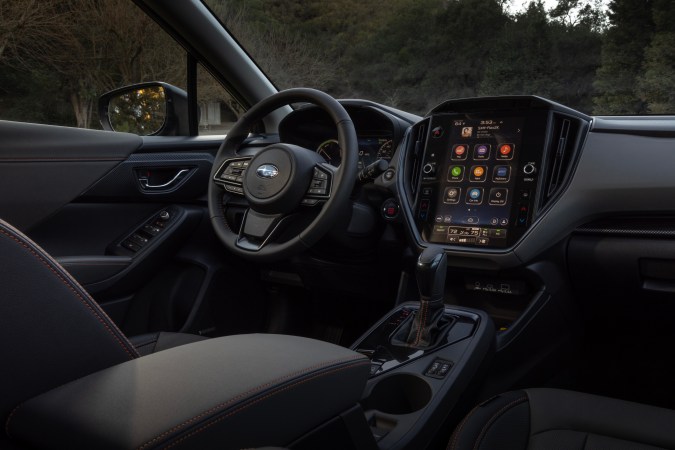 Interior moderno Subaru Crosstrek Hybrid 2026 con pantalla táctil