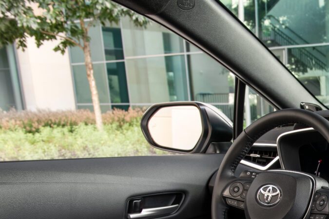 Interior Toyota Corolla 2026 XSE con volante, pantalla táctil y asientos negros en concesionario moderno