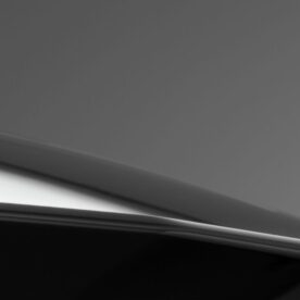 Detalle del logo Lexus en tapa de baúl del IS 350 2026, luz trasera LED roja, imagen para artículo sobre sedanes premium japoneses.