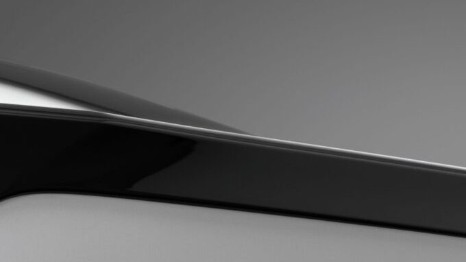 Detalle del logo Lexus en tapa de baúl del IS 350 2026, luz trasera LED roja, imagen para artículo sobre sedanes premium japoneses.