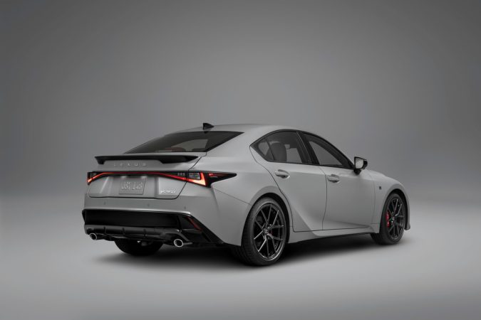 Lexus IS 350 2026 gris visto desde atrás, sedán deportivo premium con rines negros, doble escape y spoiler, foto para noticia de autos eléctricos.