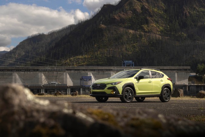 Subaru Crosstrek Hybrid 2026 color verde junto a embalse,