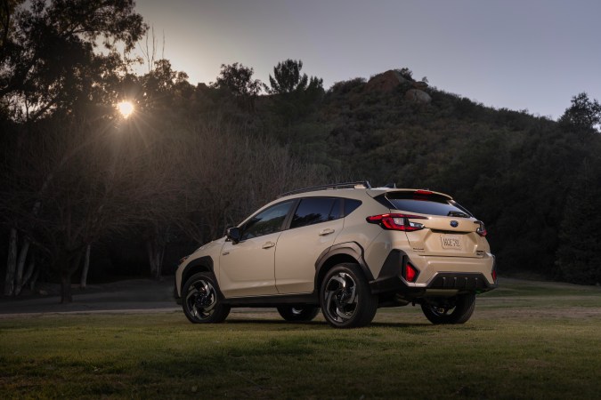 Vista trasera del Subaru Crosstrek Hybrid 2026 en terreno natural,