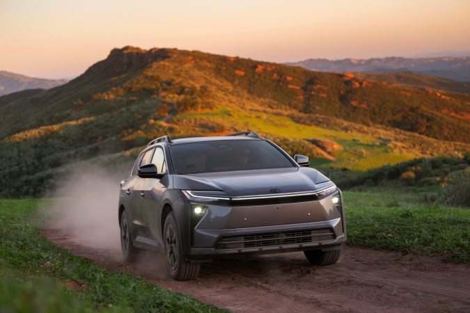 Toyota bZ Woodland 2026 usa varios elementos todoterreno.