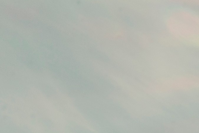 Un auto avanza a lo largo de la frontera de Texas con señal desde Nuevo México cerca de Carlsbad en Estados Unidos