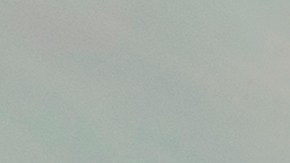 Un auto avanza a lo largo de la frontera de Texas con señal desde Nuevo México cerca de Carlsbad en Estados Unidos