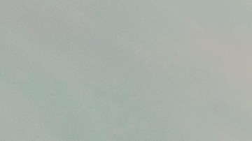 Un auto avanza a lo largo de la frontera de Texas con señal desde Nuevo México cerca de Carlsbad en Estados Unidos