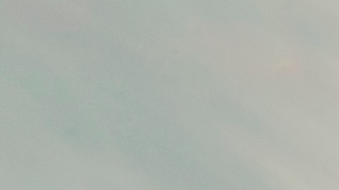 Un auto avanza a lo largo de la frontera de Texas con señal desde Nuevo México cerca de Carlsbad en Estados Unidos