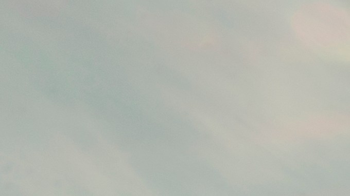 Un auto avanza a lo largo de la frontera de Texas con señal desde Nuevo México cerca de Carlsbad en Estados Unidos