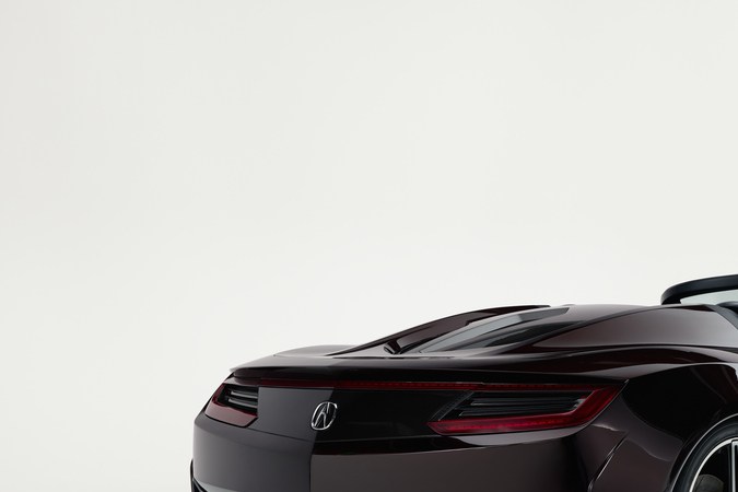 Acura NSX Roadster de Iron Man en subasta, detalle lateral de pasajero, superdeportivo exclusivo con placa Stark 33.