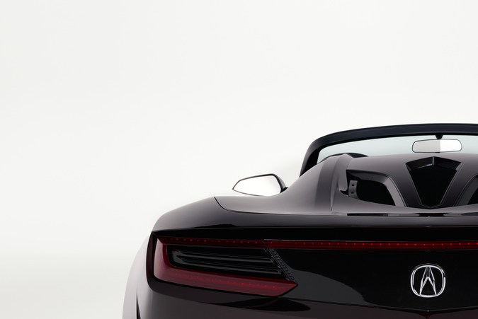 Acura NSX Roadster trasera Iron Man subasta, placa Stark 33 visible, auto de Los Vengadores en venta.