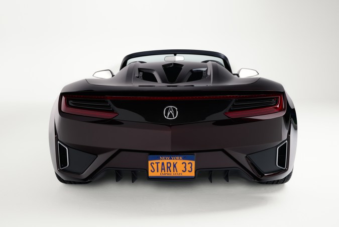 Acura NSX Roadster trasera Iron Man subasta, placa Stark 33 visible, auto de Los Vengadores en venta.