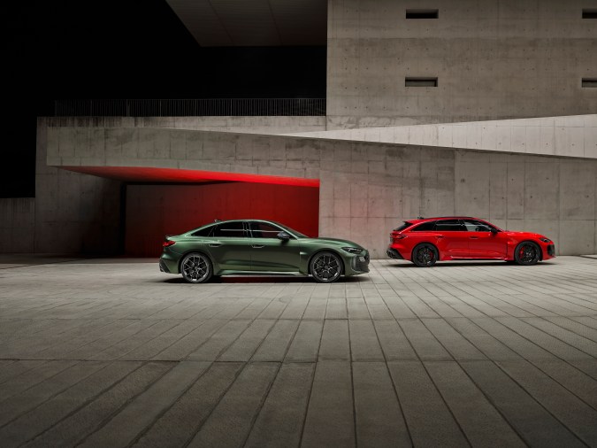 Audi RS5 Sedan verde y RS5 Avant rojo estacionados, comparación coupés deportivos familiares para entusiastas de autos RS
