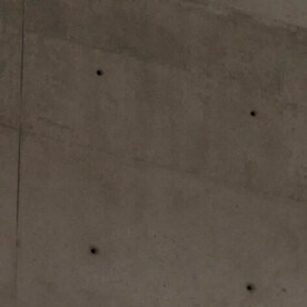 Audi RS5 Sedan verde en entorno urbano moderno, vista lateral trasera con ruedas deportivas y diseño premium