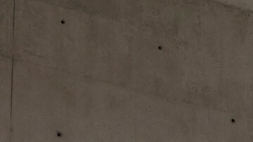 Audi RS5 Sedan verde en entorno urbano moderno, vista lateral trasera con ruedas deportivas y diseño premium