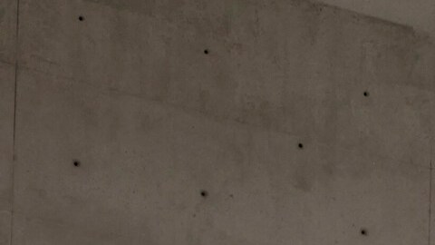 Audi RS5 Sedan verde en entorno urbano moderno, vista lateral trasera con ruedas deportivas y diseño premium