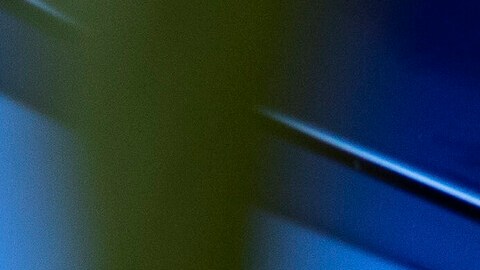 Audi S6 Design Edition 2023 azul oscuro trasera, faros LED, escape cuádruple y detalles deportivos premium.