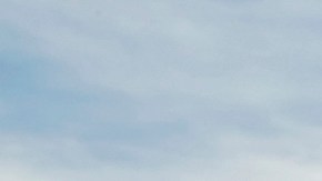 BMW 2 Series Convertible 2017 en color azul conduciendo por carretera montañosa