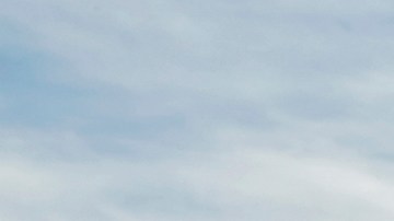 BMW 2 Series Convertible 2017 en color azul conduciendo por carretera montañosa