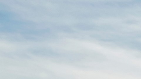 BMW 2 Series Convertible 2017 en color azul conduciendo por carretera montañosa