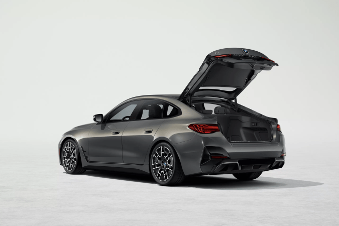 Maletero BMW i4 Gran Coupé 2026 abierto con portón elevado, capacidad práctica para sedán eléctrico de lujo