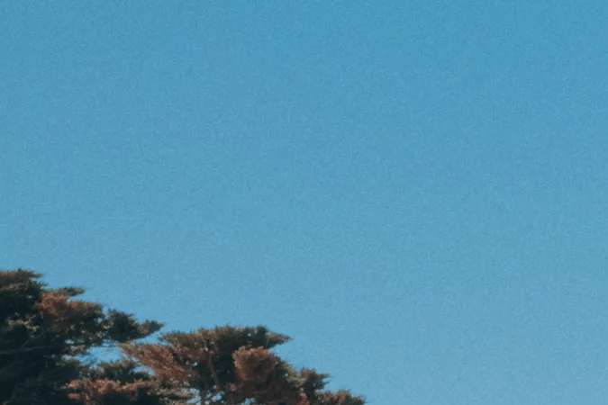 BMW i4 M60 2026 vista lateral en ciudad urbana, llantas aerodinámicas y faros LED, sedán eléctrico elegante