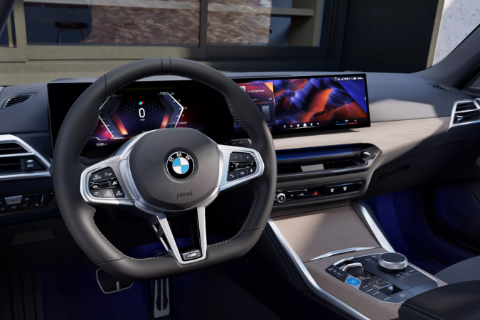 Interior BMW i4 2026 con volante deportivo, pantallas curvas iDrive y asientos M, tecnología vanguardista premium