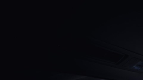 Interior nuevo SUV Toyota tres filas con asientos segunda fila, iluminación ambiental y pantalla central.