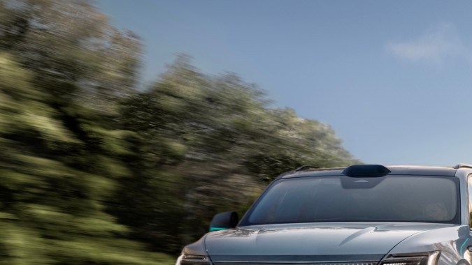 Render del Cadillac Escalade IQ 2028 con tecnología de conducción eyes-off de GM en autopista.