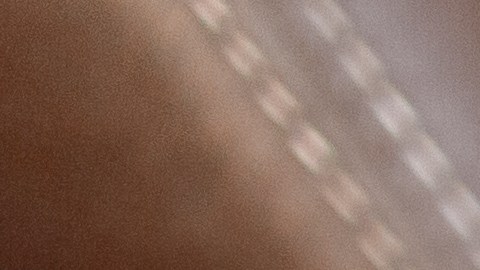 Concepto de conducción segura. Un hombre se fija el cinturón de seguridad. Antes de conducir